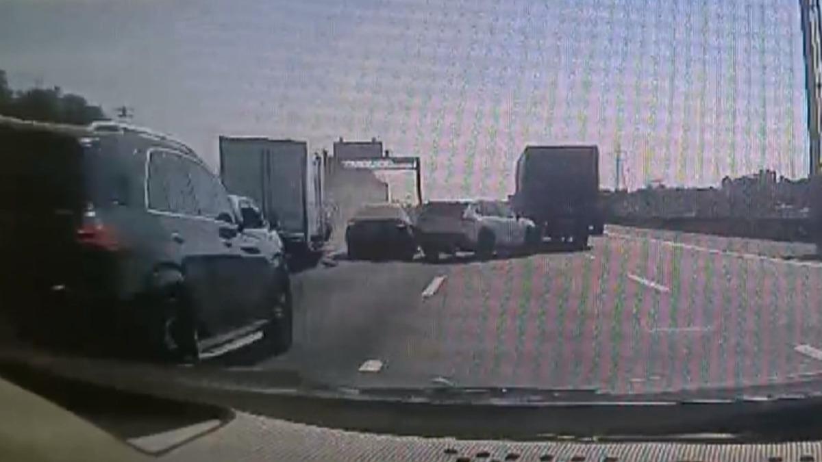 國道中山高內側車道意外,4輛大小車輛撞成一團,嚇壞後方駕駛。(圖/翻攝臉書@車禍交通事故討論平台)
