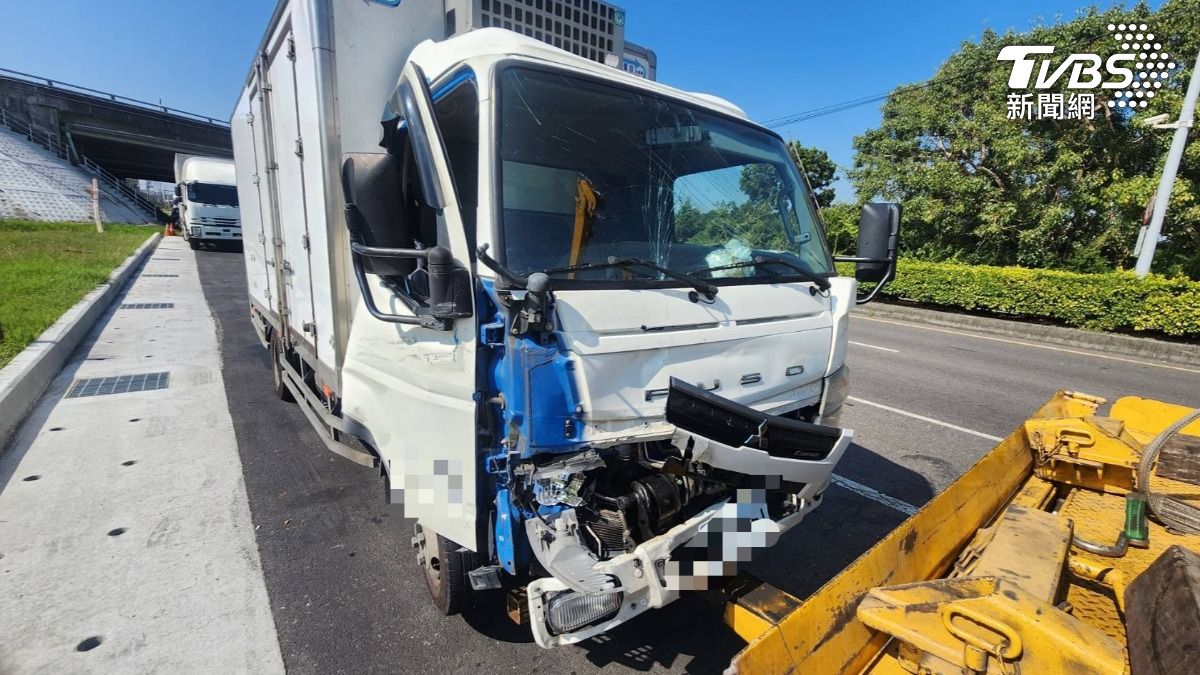 國道中山高四車連撞,其中還有一輛貨車狀況慘烈,還好無人傷亡。(圖/TVBS)