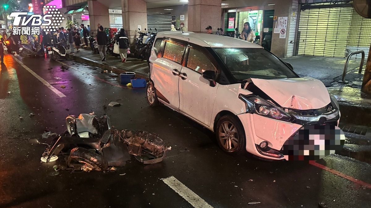 轎車暴衝垃圾清運點,釀多車毀損3人受傷送醫。(圖/TVBS)