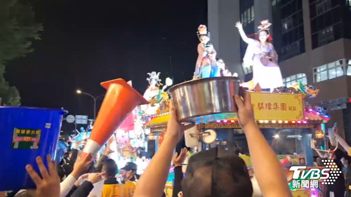 台北艋舺青山宮一年一度的遶境活動登場,不少信眾一同參與「真人詩藝閣」。(圖/TVBS)