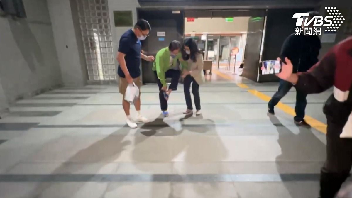 鍾嘉村被羈押2個多月,9號晚上終於交保,但健康不佳,得由兒子等人一路攙扶(圖/TVBS)