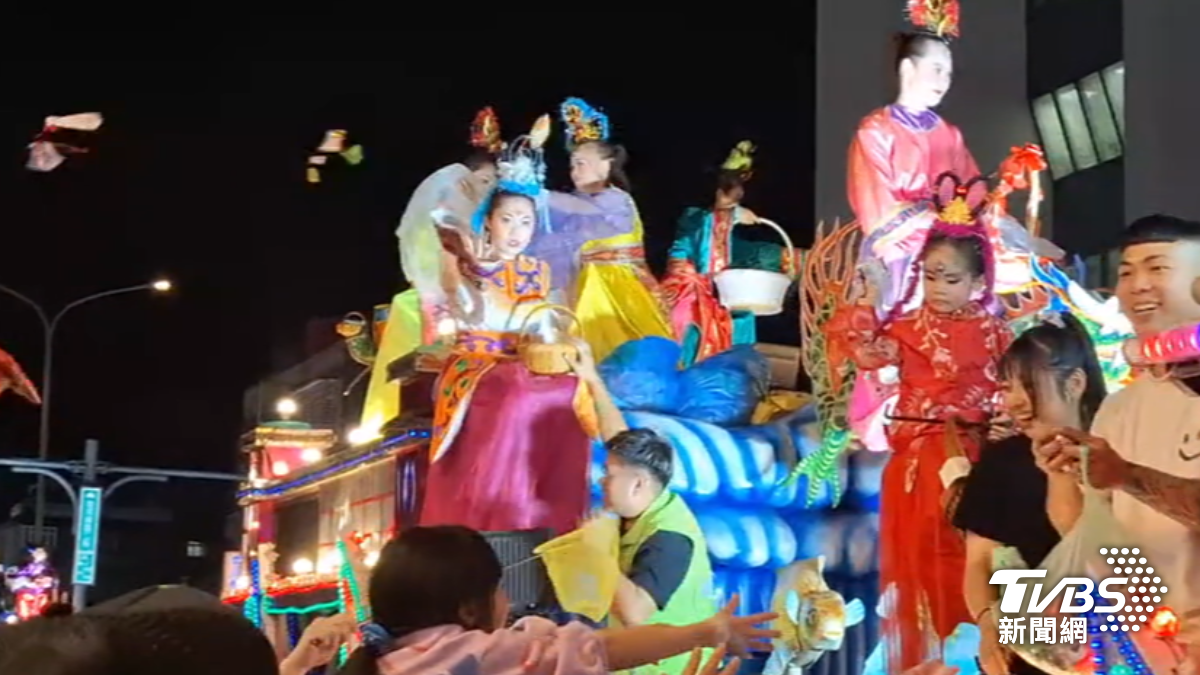 台北艋舺青山宮一年一度的遶境活動登場,不少信眾一同參與「真人詩藝閣」。(圖/TVBS)