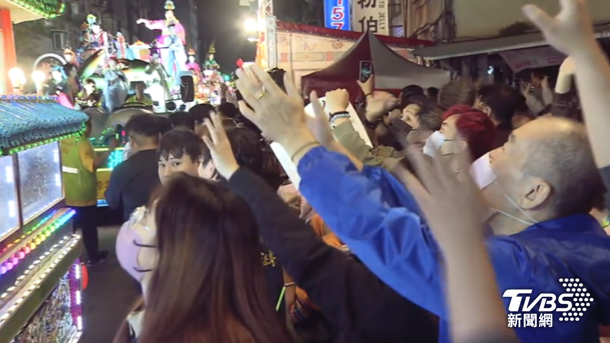 台北艋舺青山宮一年一度的遶境活動登場,不少信眾一同參與「真人詩藝閣」。(圖/TVBS)