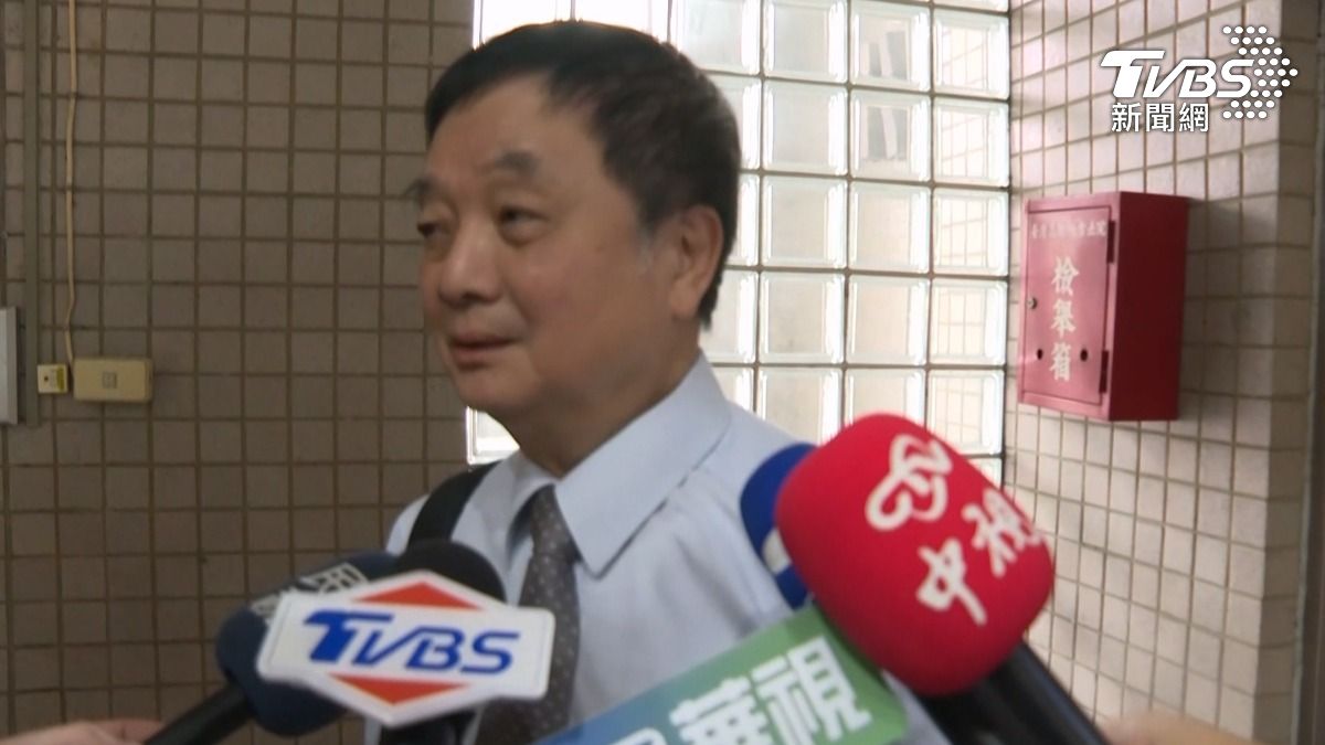前北檢檢察長周章清轉任律師,擔任鍾嘉村律師,並提及他的健康狀況及籌交保金過程。(圖/TVBS)