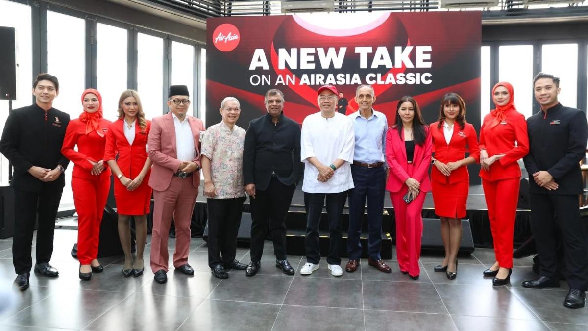 亞洲航空新增「頭巾版制服」,原先的紅制服亦會保留。(圖/翻攝自AirAsia官網)