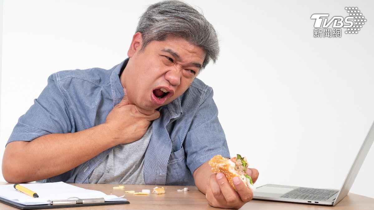60歲老先生吃東西常嗆到，檢查後發現罹患肺癌第三期。（示意圖／shutterstock達志影像）