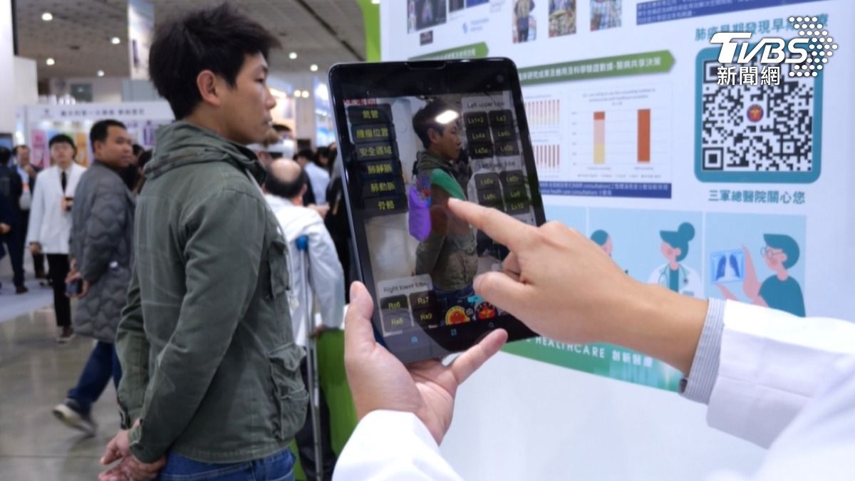 三軍總醫院與陽交大共同合作開發系統,將胸腔電腦斷層照轉為3D模型,再藉由AR投影在傷患或病患身上,協助重建手術或醫病溝通。(圖/TVBS)