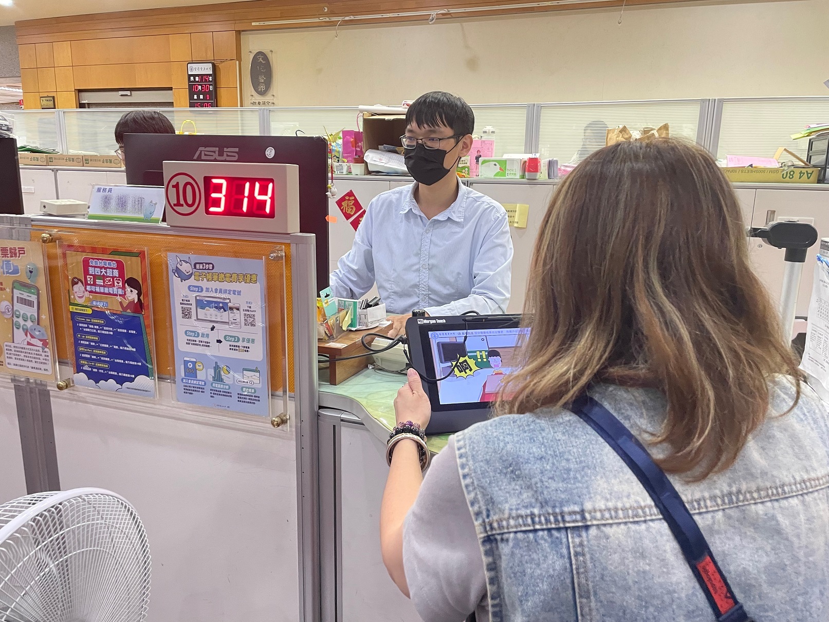 台電推動營業櫃檯無紙化，並挑選用戶數最多的台中區營業處為先導區處，由遠傳電信協助進行營業櫃檯無紙化系統的建置及維運。（圖／中央社）