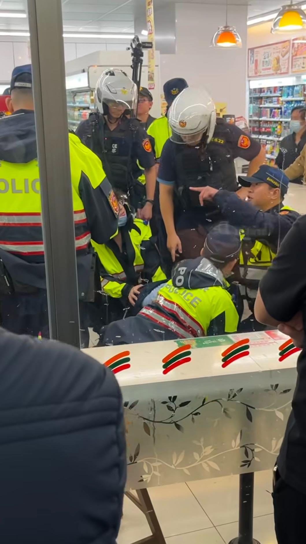 馬來西亞籍紀姓男子酒後在超商與友人口角並情緒失控,警方見狀在現場予以壓制。(圖/llll000_123提供)