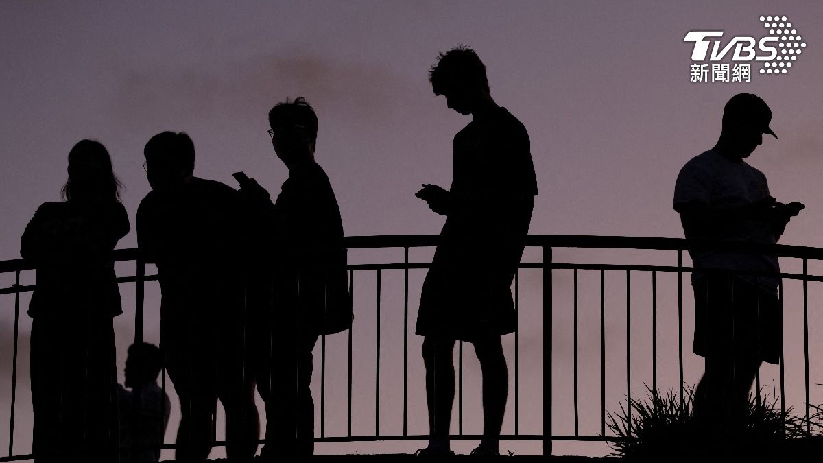澳洲即將開始禁止16歲以下用戶使用社群媒體，圖為澳洲布里斯本的年輕民眾使用手機。（圖／達志影像路透社）