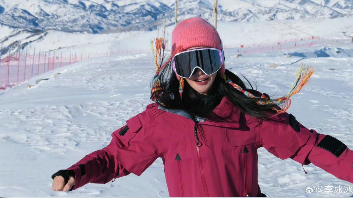 52歲李冰冰素顏曝光!新疆滑雪宛如少女 「凍齡狀態」驚呆網友