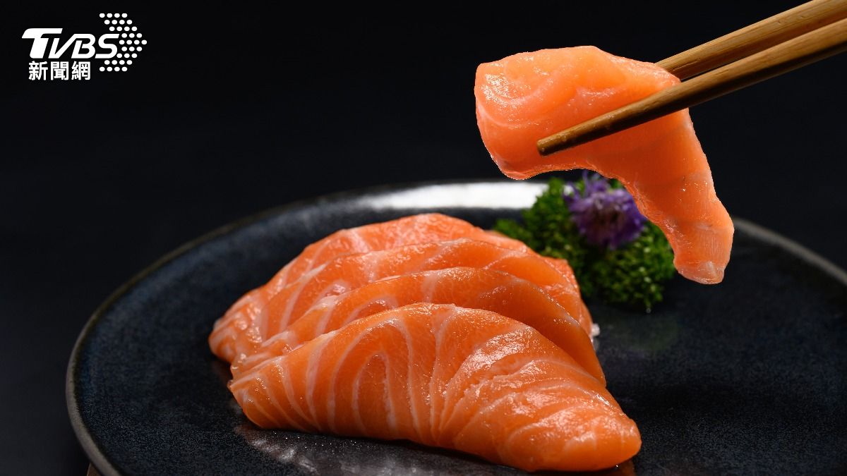 生魚片只要離開低溫環境15分鐘，細菌數就會開始飆升。（示意圖／shutterstock達志影像）