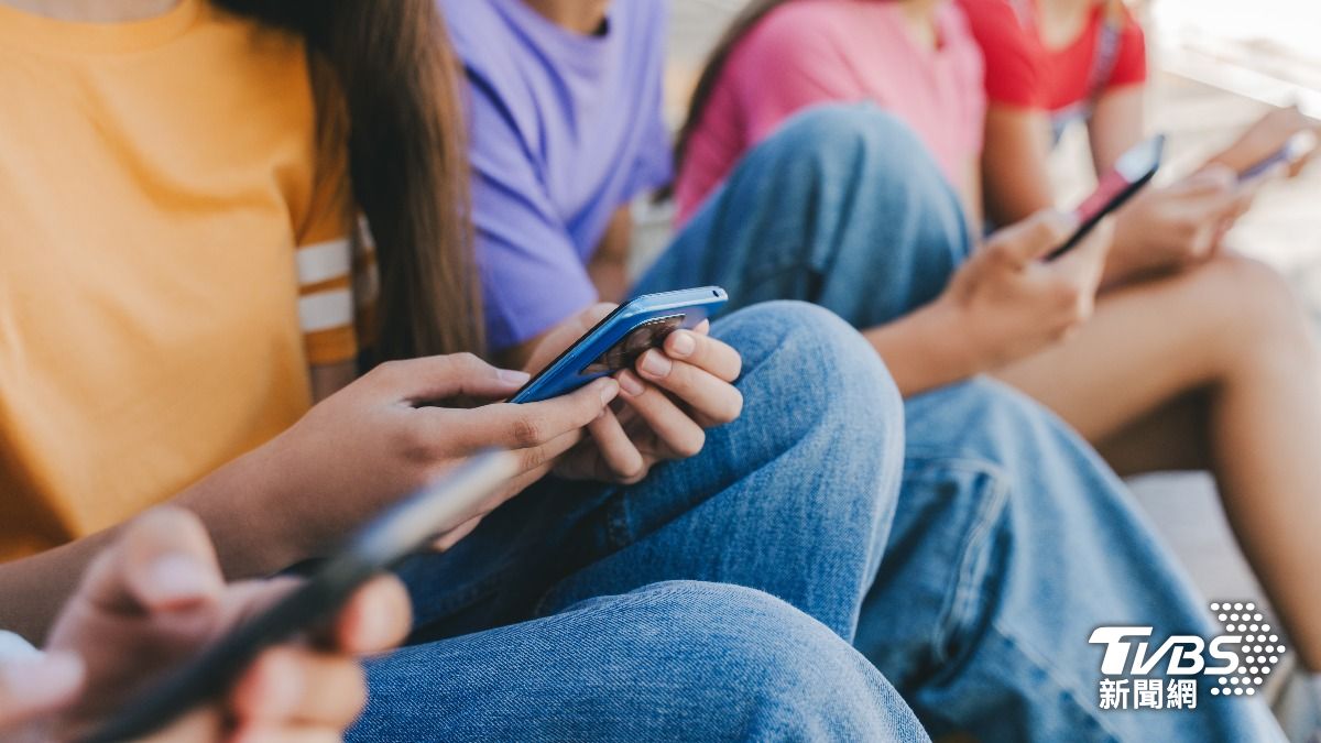 澳洲今起「禁止未滿16歲用社群」 總理:值得家庭驕傲的一天