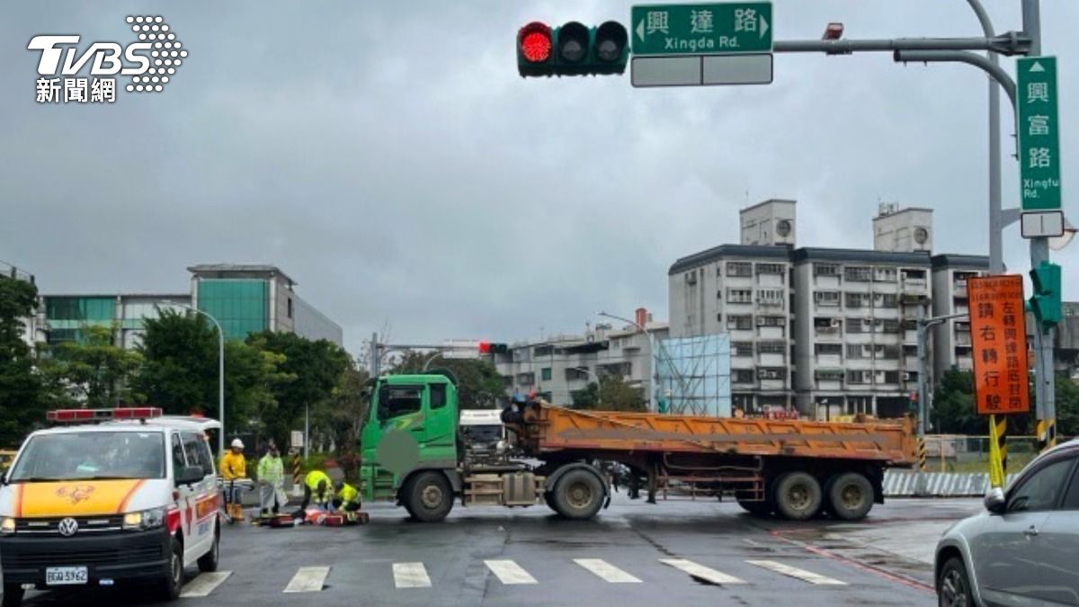 砂石車駕駛不慎輾過後方執行勤務的義交。(圖/TVBS)