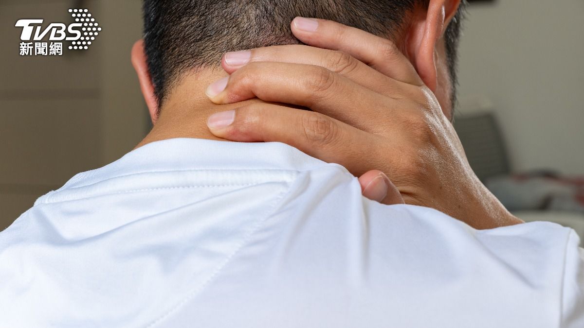 脖子僵硬以為落枕？醫揭「膽固醇爆表」警訊：爽吃薑母鴨小心補過頭