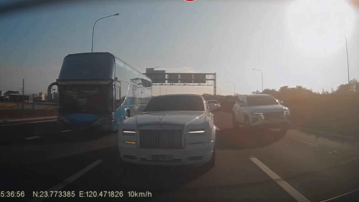 勞斯萊斯撞上遊覽車車尾。(圖/翻攝自WoWtchout - 地圖型行車影像分享平台)