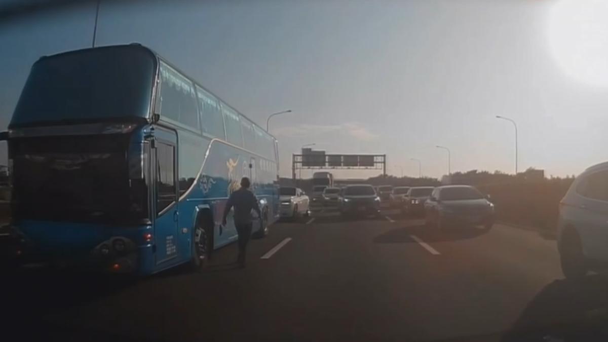 遊覽車司機急下車查看。(圖/翻攝自WoWtchout - 地圖型行車影像分享平台)