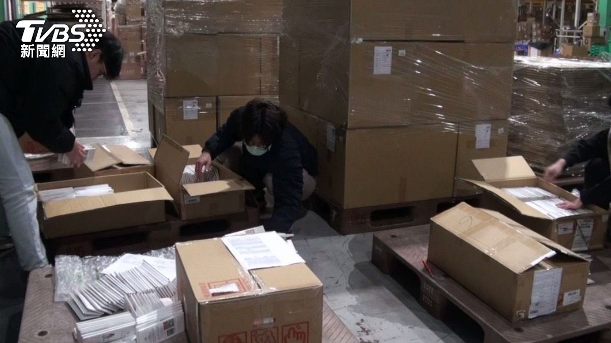 檢警現場查獲5款藥品、數項破萬包。(圖/TVBS)