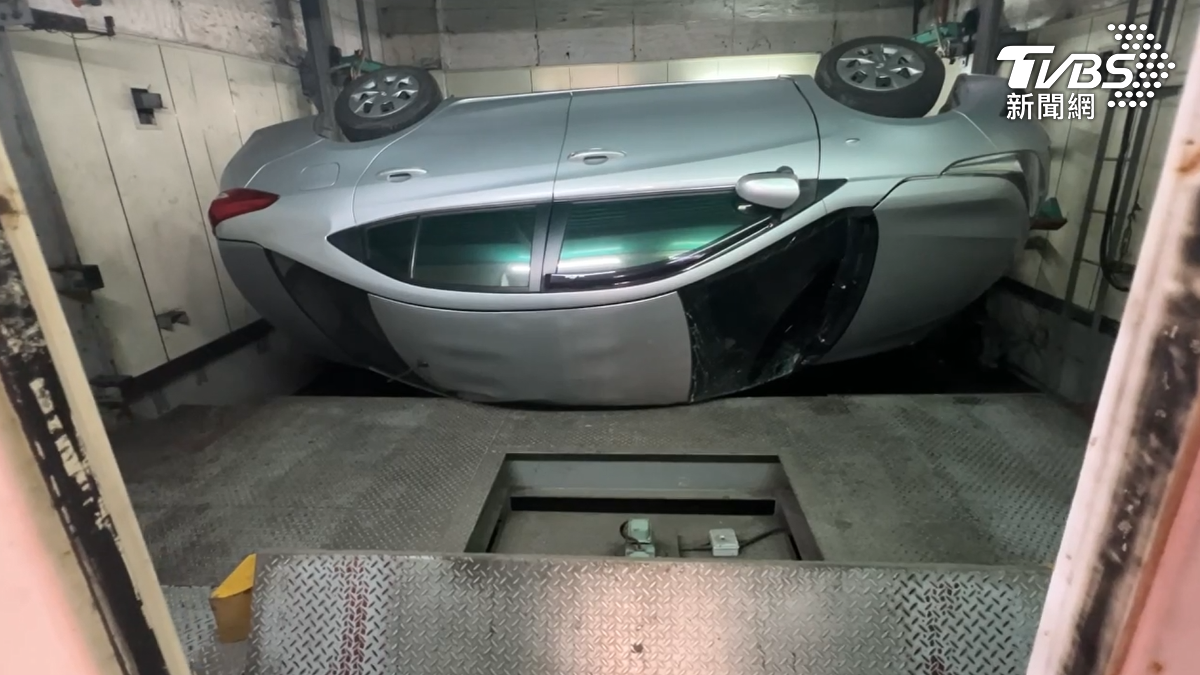 高雄市首座住宅式停車塔於9日下午發生車輛從停車塔內掉落並側翻，卡在出口平台上。（圖／TVBS）