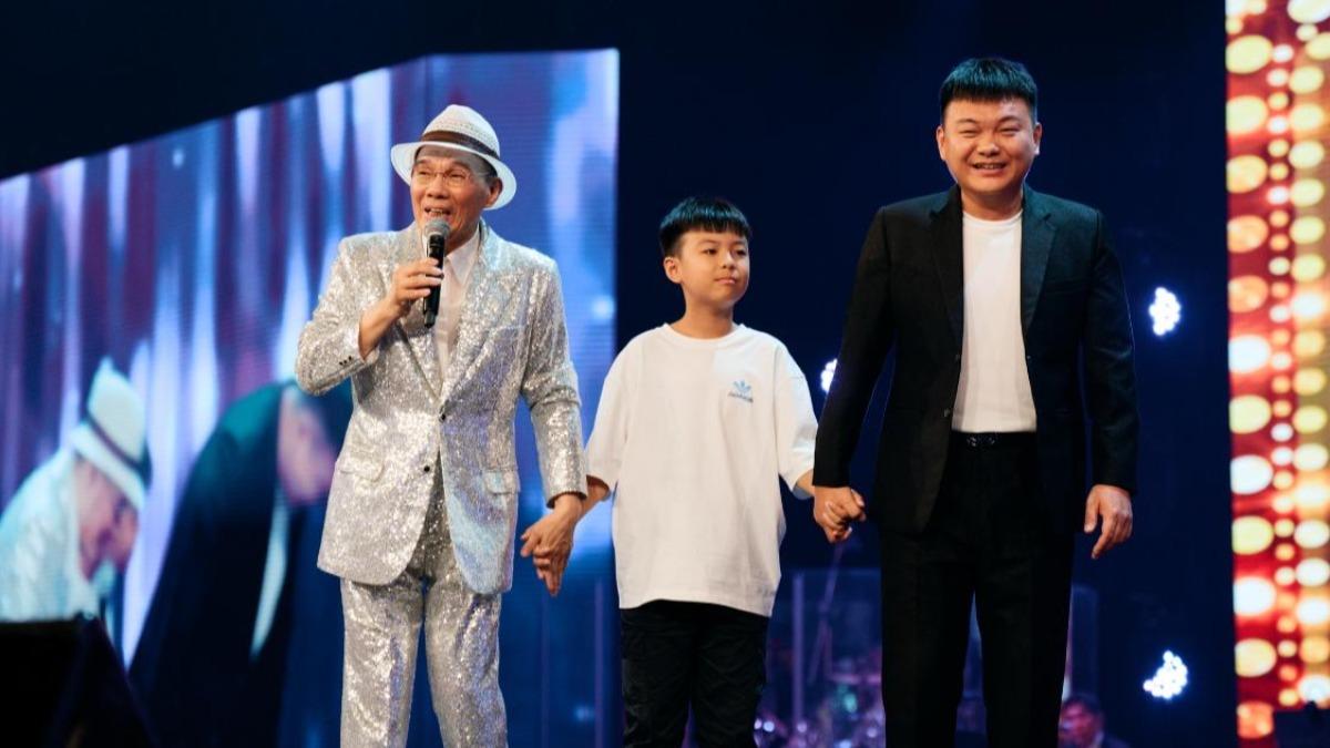 63歲陳雷超猛!開唱突秀一字馬絕技 祖孫三代同台露面了