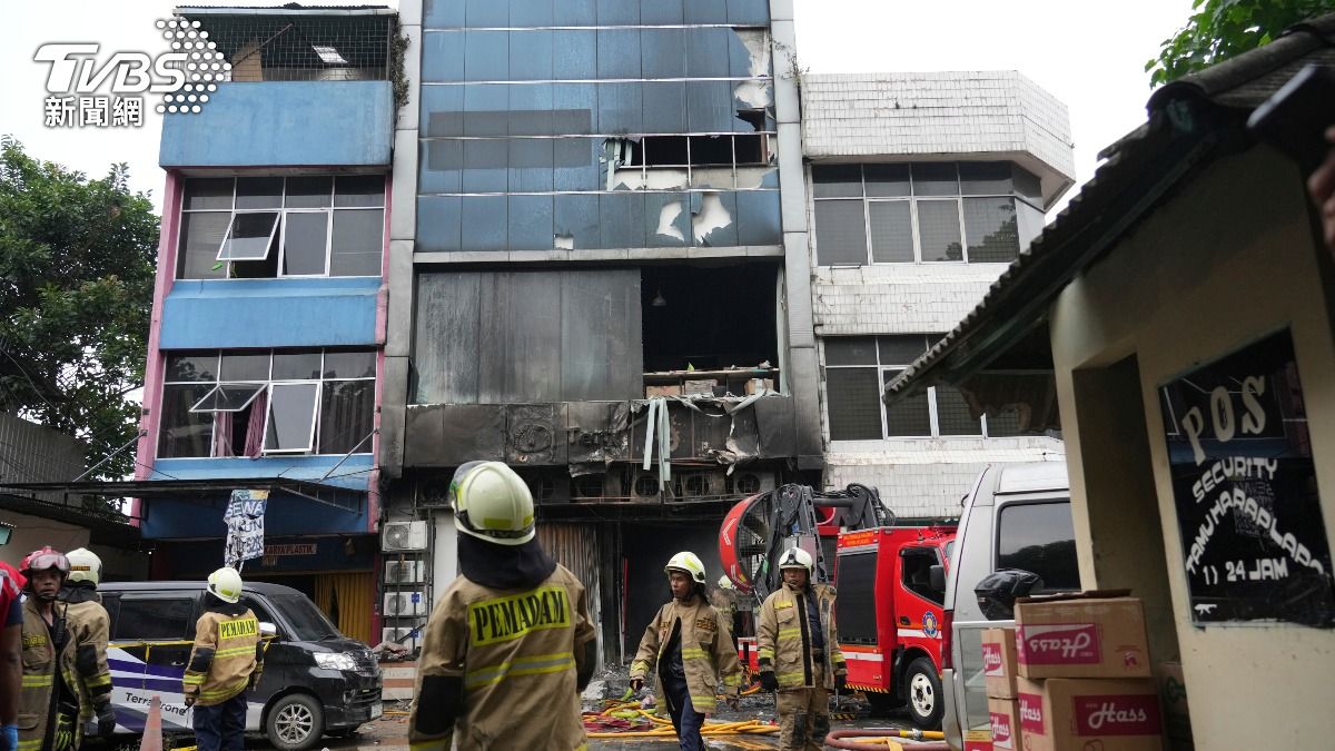 印尼雅加達一棟辦公大樓發生火警，疑似是鋰電池爆炸造成。(圖／達志影像美聯社)
