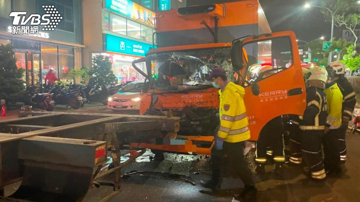 桃園貨車失控追撞聯結車，駕駛受困。（圖／TVBS）