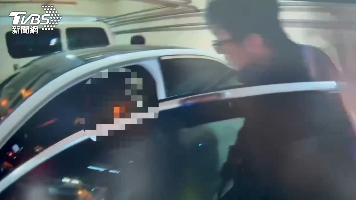 警方到場後逮捕葉姓男子。(圖/TVBS)