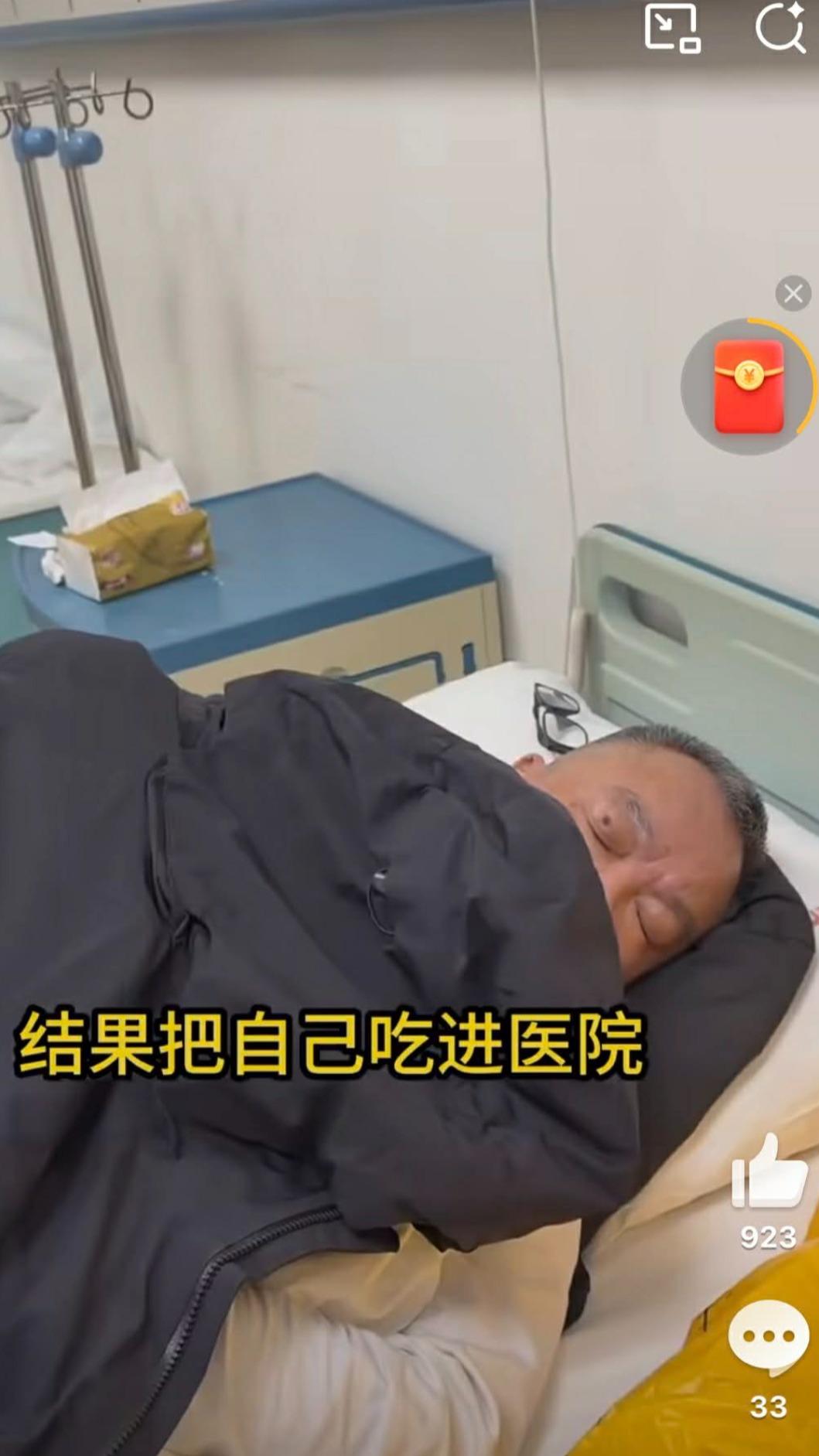 喬任梁躺在病床上十分虛弱。(圖/翻攝自微博)