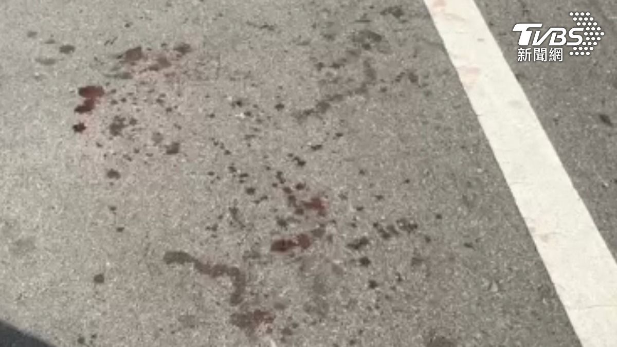 台中爆砍人槍響!31歲男欠債談判1打2 砍手射背血濺滿地