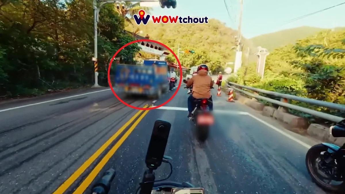 台九線貨車司機跨雙黃線，超車撞重機。（圖／翻攝自  WoWtchout - 地圖型行車影像分享平台）