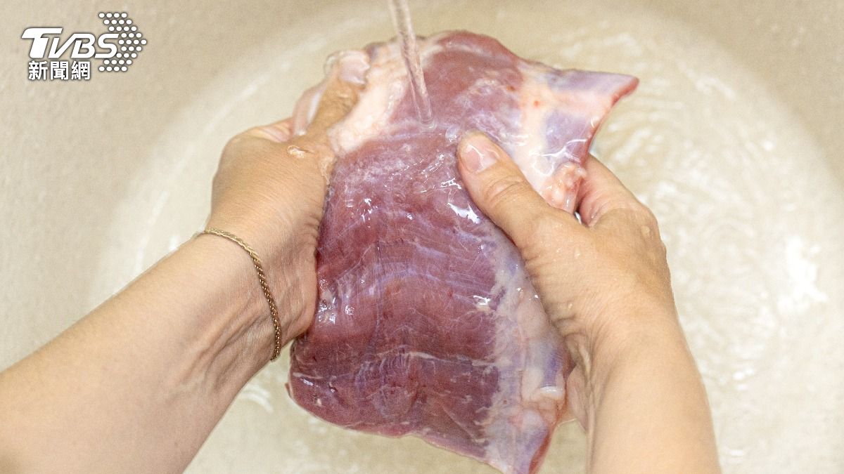 水洗生肉恐讓細菌噴滿地！醫警告「3族群」要小心　正確4步驟一次看