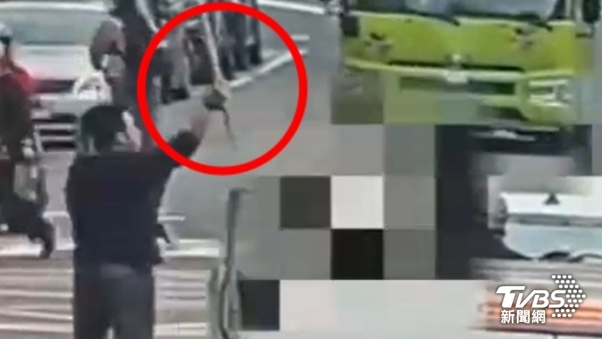 男子返回車內拿球棒，警方表示已涉犯恐嚇罪並通知其到案說明。（圖／TVBS）