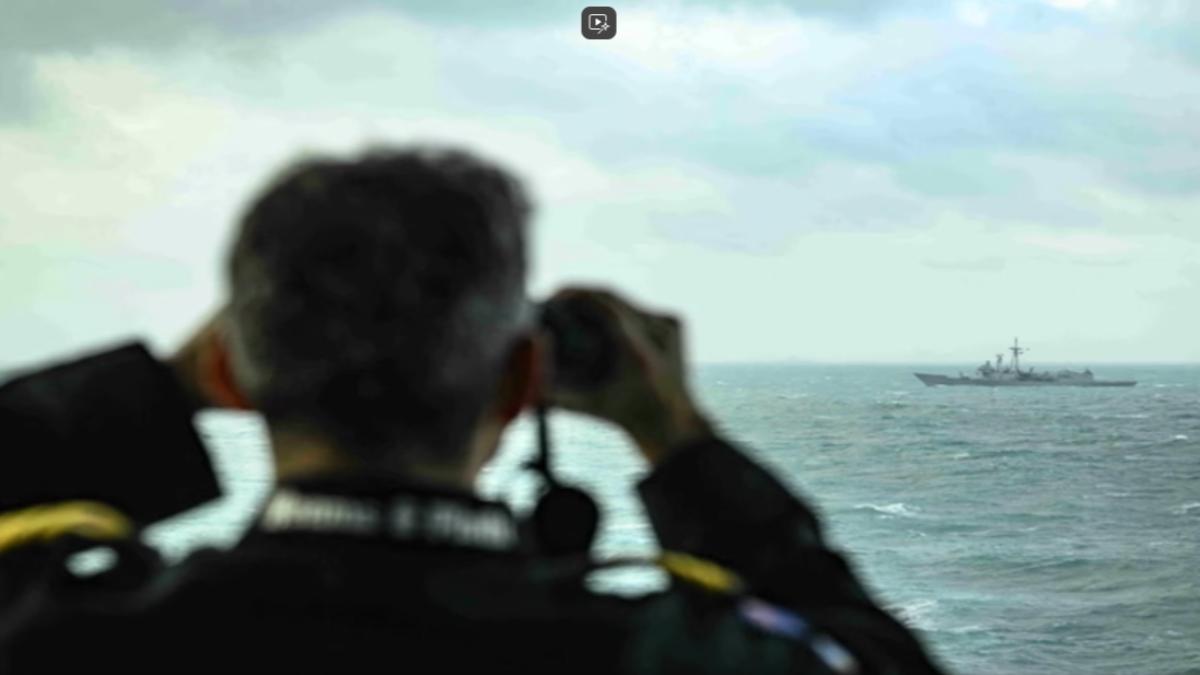 紐西蘭軍方公開畫面，海軍透過望遠鏡觀察遠方的台灣「成功艦」。（圖／NZ Defence Force FB）