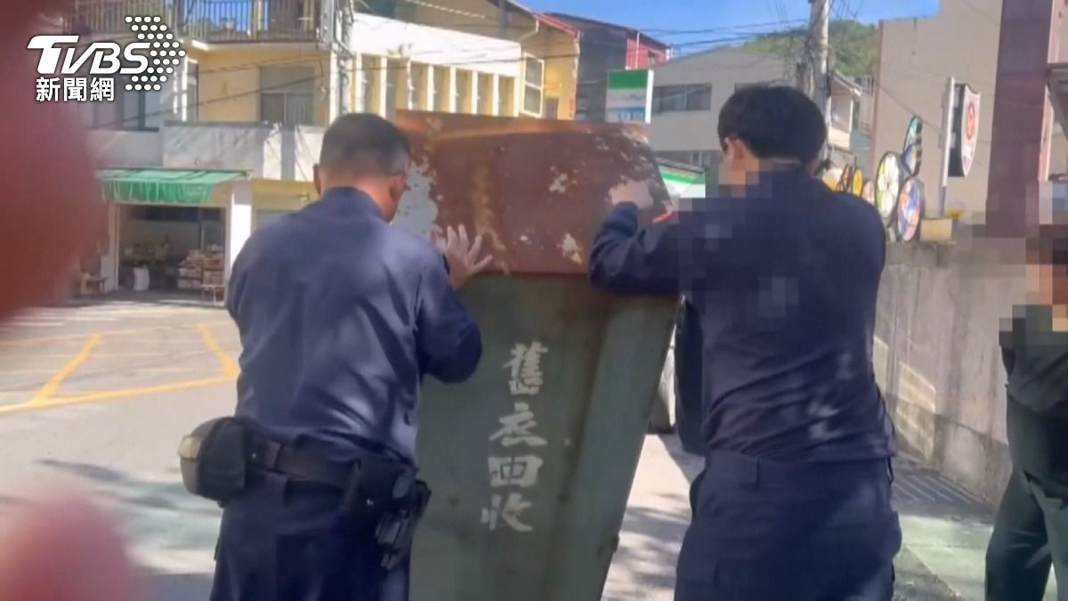 警方將整個回收箱翻轉180度倒置,再從投入口逐件翻找衣物。(圖/TVBS)