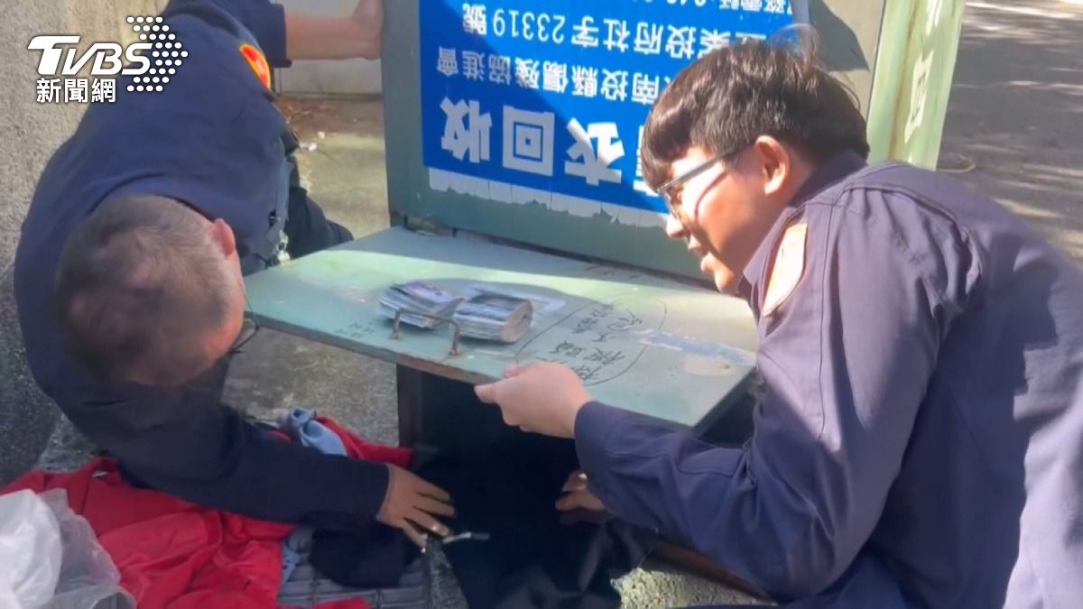 西裝褲藏「兩疊現鈔」,警翻轉回收箱尋回。(圖/TVBS)