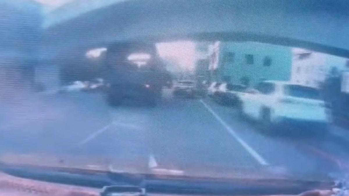 阿兵哥打靶歸途釀車禍!軍卡「忽略併行車」害轎車失控撞路停車輛。(圖/我是頭份人提供)