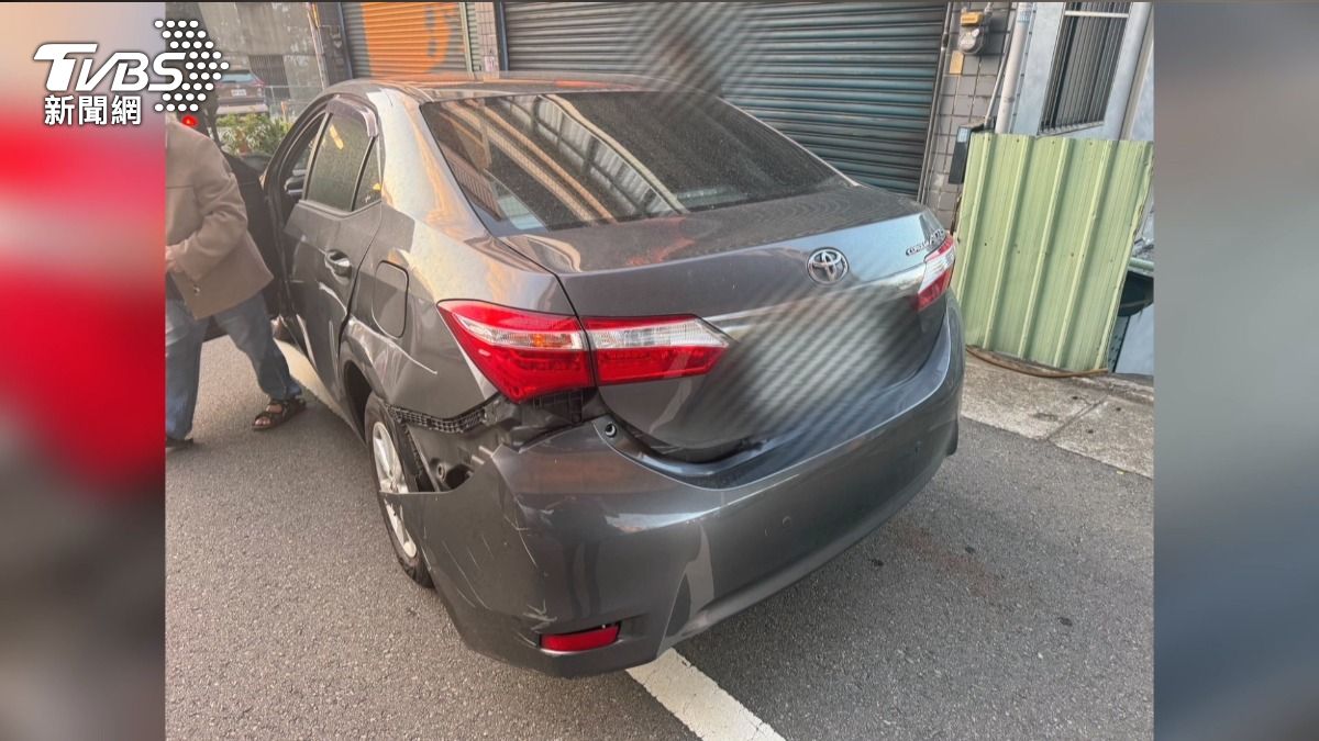 外側的鐵灰色轎車後保險桿被軍卡撞掉,右車頭因衝撞路邊停車而毀損。(圖/TVBS)