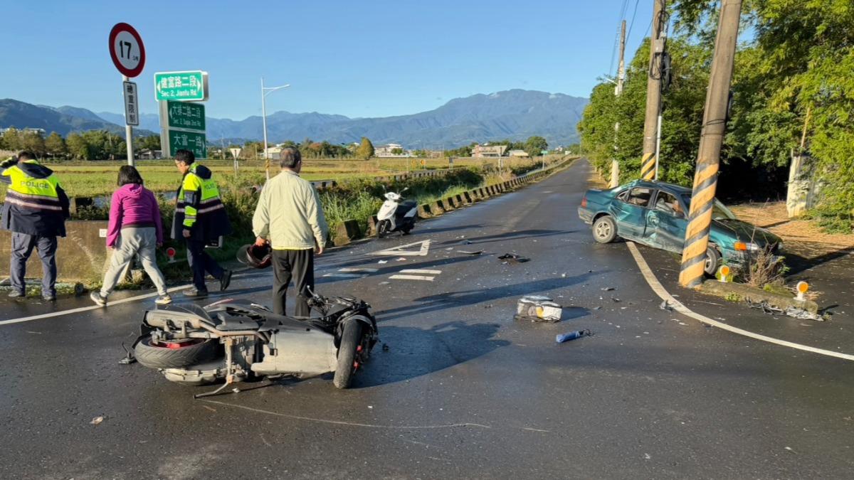 無號誌路口　小客車與機車相撞　騎士倒地受傷