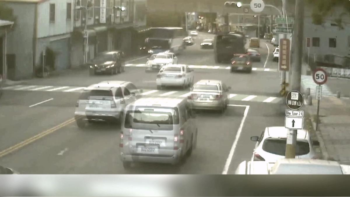 連環撞擊轎車損毀慘需30萬修復,保險公司將接手全責賠償車損。(圖/我是頭份人提供)