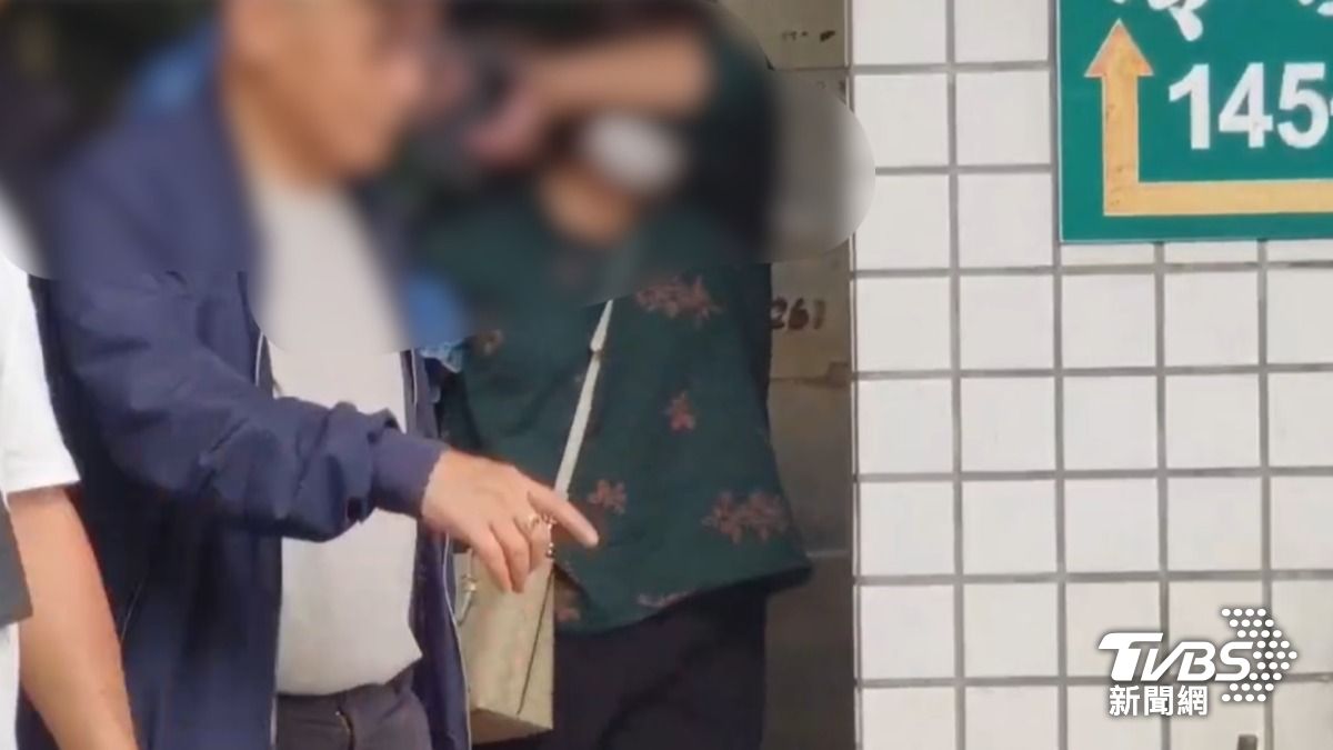 女兒在親友的攙扶下來到相驗室。(圖/TVBS)