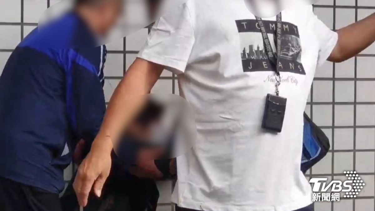 見到媽媽冰冷遺體,女兒忍不住下跪嚎啕大哭。(圖/TVBS)