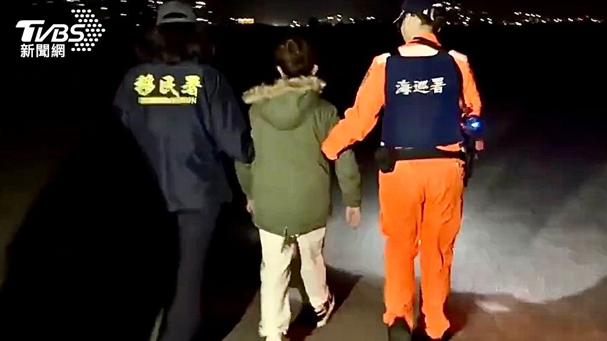 阮姓女移工面對海巡隊員面露緊張，又拿不出身分證件，間接暴露自己非法身分。（圖／TVBS）