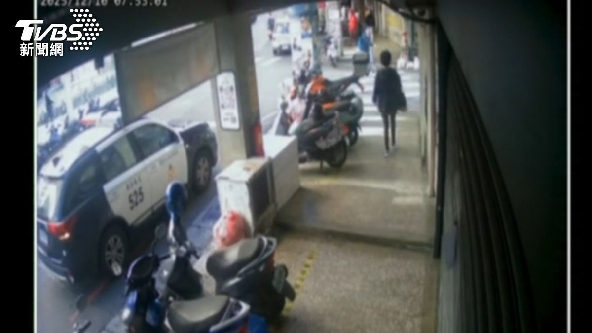 淡江大學旁出動約15名警力，獲報有人持槍，就怕波及其他學生。（圖／TVBS）
