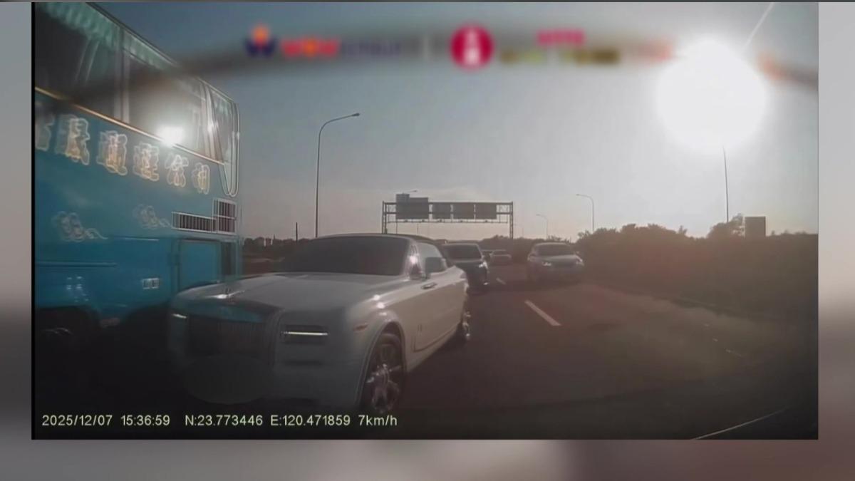 「幻影二代」國道任性切車道，勞斯萊斯硬切車道撞遊覽車。(圖／WOWtchout)