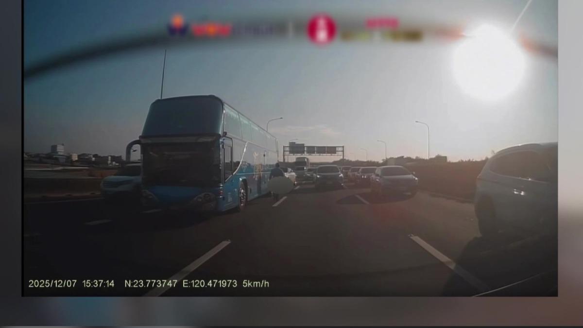 塞車路段豪車任性撞遊覽車，車商：修理費200萬起跳堪比豪宅。(圖／WOWtchout)