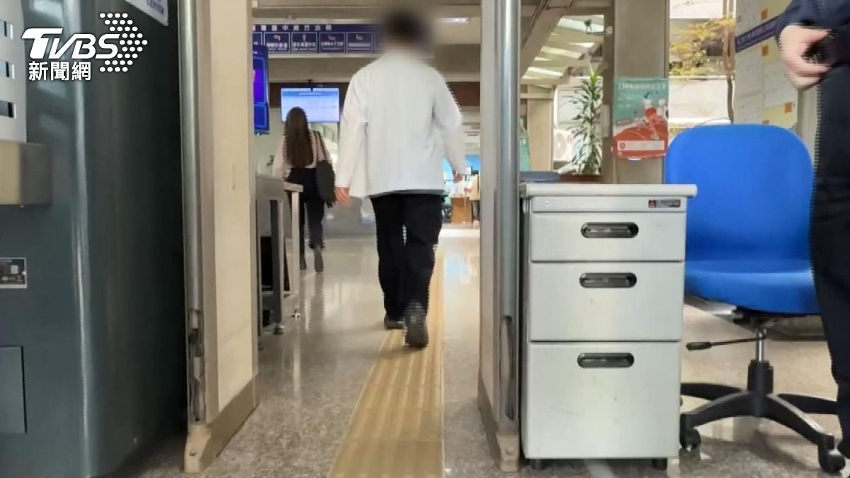 陳姓主播穿著兒子的實習醫生白袍出庭,對判決結果表達強烈不滿。(圖/TVBS)