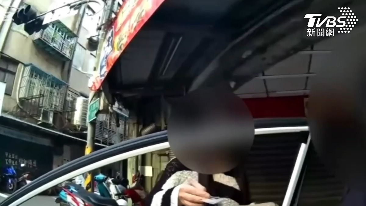 李姓男子穿著女裝被攔查。（圖／TVBS）
