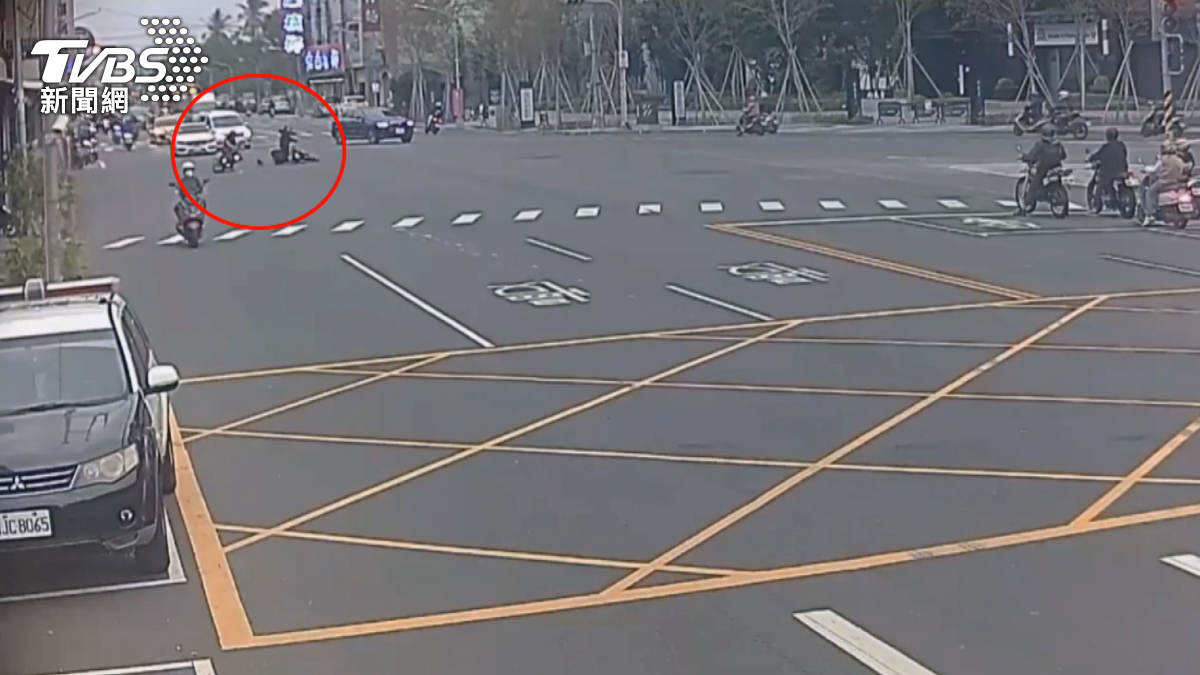 11歲的林姓學童偷騎父親機車,在待轉區時錯看燈號,和直行的騎士撞成一團。(圖/TVBS)