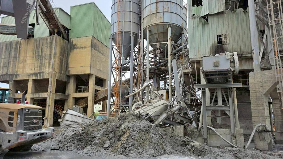 有片/桃園水泥預拌廠桶槽突坍塌「大量煙霧揚起」 員工急逃生