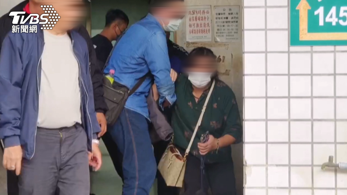 遇害老闆娘女兒,接獲母親受害消息,崩潰大哭。(圖/TVBS)